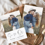 手書き文字白の日付写真を保存 セーブザデート<br><div class="desc">写真モダン日付のカー結婚ドを保存招待状を保存する白い手書きタイポグラフィとシックでシックなデザインシンプルを含む婚約写真の写真を追加できカスタマイズる白い背景に。</div>