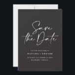 手書モダンきタイポグラフィ結婚発表 セーブザデート<br><div class="desc">上品なモダンタイポグラフィはっきりした結婚式の日付カードを保存する。と、モダンタイポグラフィエレガントとバックストライプのデザイン。色は可能でカスタマイズす。</div>