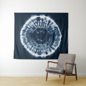 手染められた藍色のshiboriの円 タペストリー (インサイチュ(横))