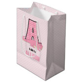 手紙Aの女の子カスタムのためのピンクのワニ ミディアムペーパーバッグ (正面アングル)