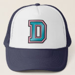 手紙Dのモノグラム キャップ<br><div class="desc">ピンク及び青い手紙Dのイニシャルが付いているパーソナライズな網の帽子</div>