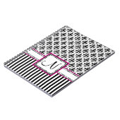 手紙Nの黒く、ショッキングピンクのモノグラムのダマスク織 ノートブック (左側)