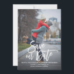 手素朴レタリング写救真日 セーブザデート<br><div class="desc">縦型スタイリッシュは模様の素朴な書モダン跡を使ったダ葉ウントカード。自分の写真と詳細を追加してこのカードをパーソナライズする。フラットカードバージョンが利用可能。</div>