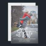 手素朴レタリング写真救Date II セーブザデート<br><div class="desc">白スタイリッシュと灰色の書風の素朴な書モダンを特徴とする日付フラットカーストライプドを縦保存。自分の写真と詳細を追加してこのカードをパーソナライズする。フラットカードバージョンが利用可能。</div>