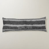 手編み黒白ストライプの ボディピロー (裏面)