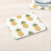 手色彩の鮮やかパイオン、水色の背景。 スクエアペーパーコースター (アングル)