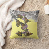 手色彩の鮮やか絶滅危険（昆虫）オオカバマダラ、モナーク蝶 クッション (ブランケット)