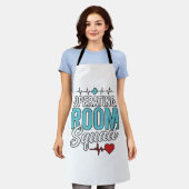 手術室チーム 外科看護師Tシャツデザイン_1 エプロン (着用した状態)