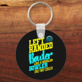 手離れ渡しボウリングをする人、 クリケットの投手ボウルバイルユーモアボーリングストライカー キーホルダー (正面)