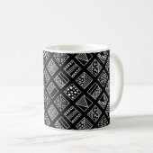 手dの黒と白の幾何学的背景 コーヒーマグカップ (正面右)