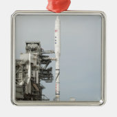 打ち上げパッド2にはアレスI-Xロケットが見られる メタルオーナメント (正面)