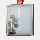 打ち上げパッド2にはアレスI-Xロケットが見られる メタルオーナメント (左)