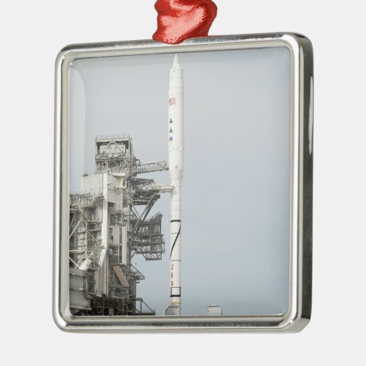 打ち上げパッド2にはアレスI-Xロケットが見られる メタルオーナメント (左)