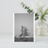 打ち上げ台の宇宙シャトル（白黒） ポストカード (スタンド正面)