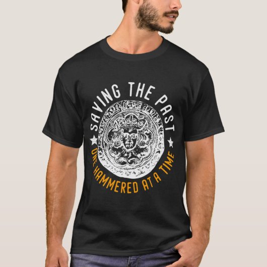 打刻コイン金属探知機ファッション＆ギフトアイデア Tシャツ (正面)