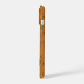 打刻木材スタイルモノグラム iPhone 15ケース (左側面)