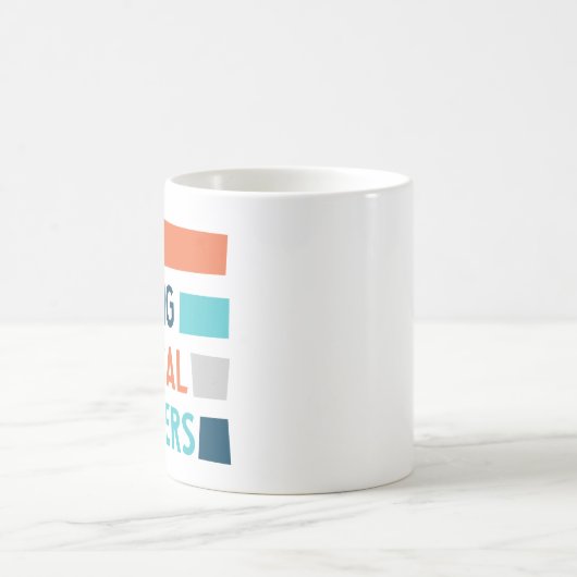 批判的な思想家の意見を述べる コーヒーマグカップ (中央)