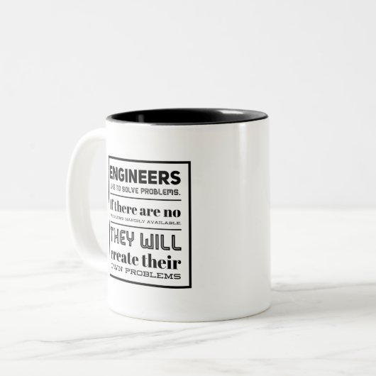 技術者は問題を解決するのが好きです ツートーンマグカップ (正面左)