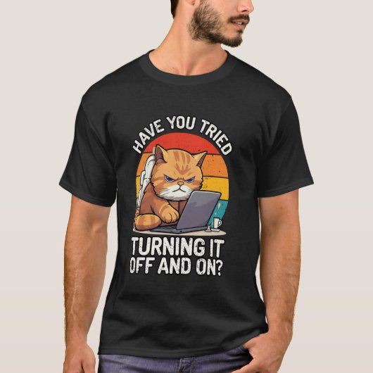 技術ITサポート ユーモア 猫 ガイガイ テックエンジニア Tシャツ (正面)