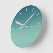 抑えたティール(緑がかった色)の色の濃淡 ラウンド壁時計 (傾斜)