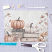 抑えた色の秋のカボチャと本 薄葉紙 (クラフト)