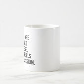 抑圧感じのような平等 コーヒーマグカップ (中央)