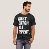 投げて、釣って、食べて、繰り返す。面白い釣り人またはフィシ Tシャツ (正面フル)