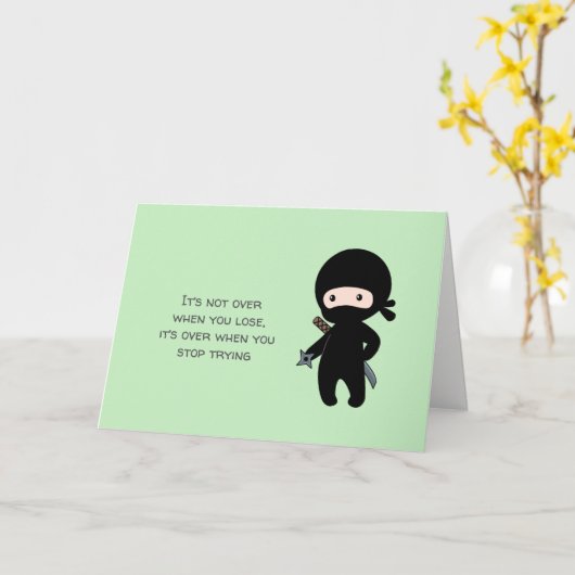 投げる星の引用文のブランクを握っている小さい忍者 カード (黄色い花)