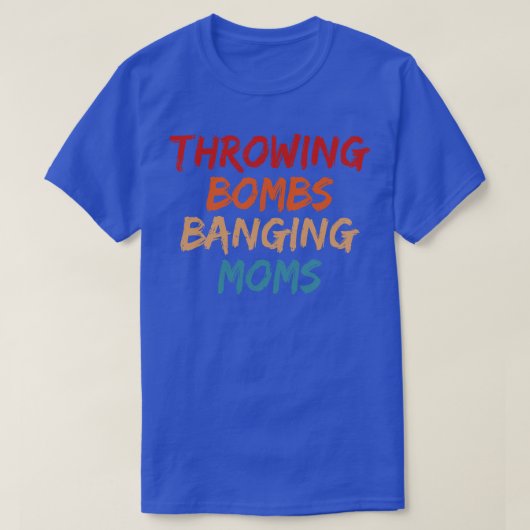 投げ爆弾がモムズを叩くFotballママ2 Tシャツ (デザイン正面)