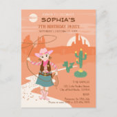 投げ縄とキャッシュを持つ女性のカーボーイ子供の誕生日パーティー インビテーションポストカード (正面)