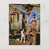 投げ縄と愛犬でポーズをとるカウボーイ ポストカード (正面)