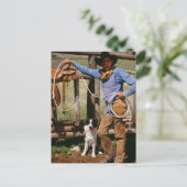 投げ縄と愛犬でポーズをとるカウボーイ ポストカード (スタンド正面)