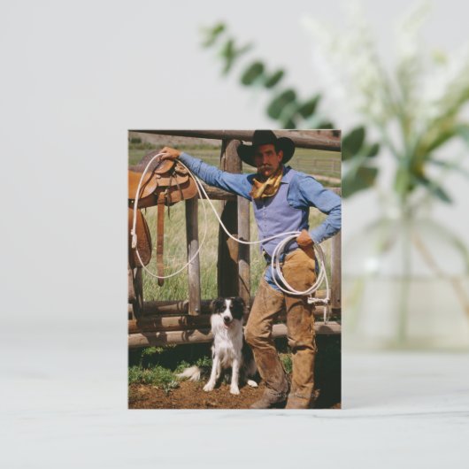 投げ縄と愛犬でポーズをとるカウボーイ ポストカード (スタンド正面)