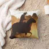 投げ縄を持つ西部のカウボーイ クッション (ブランケット)