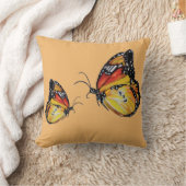 投球のクッションを引いている蝶 クッション (ブランケット)