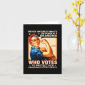 投票する祖母の力を決して過小評価しない カード (黄色い花)