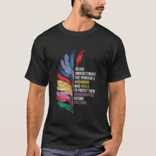 投票する祖母の力を決して過小評価しない Tシャツ