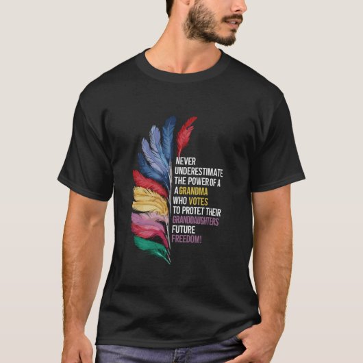 投票する祖母の力を決して過小評価しない Tシャツ (正面)