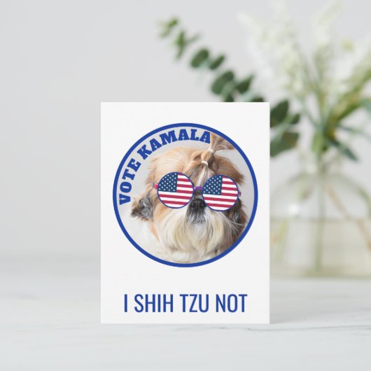 投票カマラアメリカ国旗シーズー（犬）Tzuかわいい犬ではない ポストカード (スタンド正面)