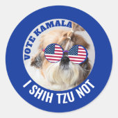 投票カマラアメリカ国旗シーズー（犬）Tzuかわいい犬ではない ラウンドシール (正面)