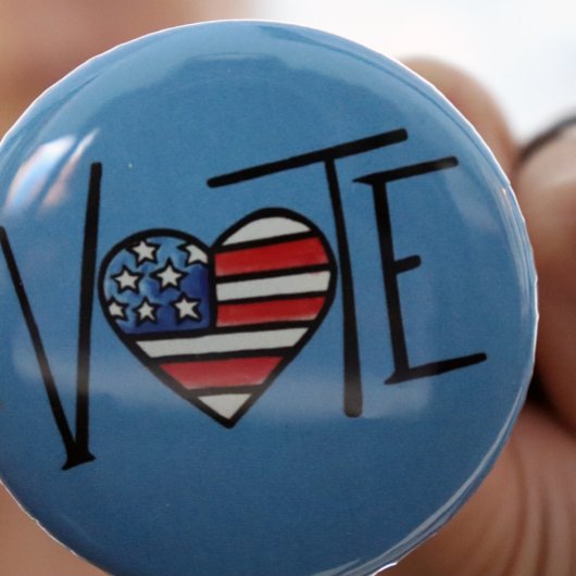 投票 缶バッジ