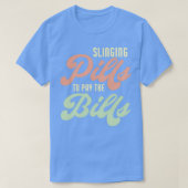 投薬して請求書の薬剤師をおもしろい支払う4 Tシャツ (デザイン正面)