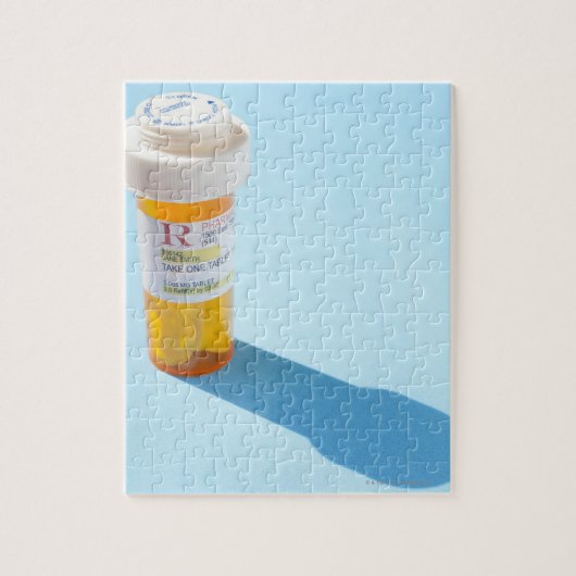 投薬でいっぱいのピルボトル ジグソーパズル (縦)