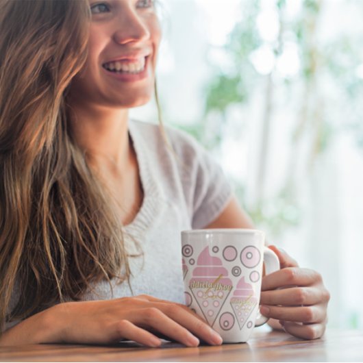 抗し難いアイスクリームリコリスマグ – Adiela Akoo カフェラテマグ