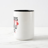 抗議の印。 マグ (中央)