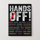 抗議の手を離す 缶バッジ (正面)