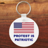 抗議は愛国心がある キーホルダー (正面)