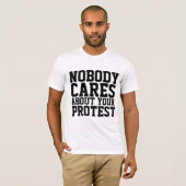 抗議気にTシャツについて誰も知らない Tシャツ (正面フル)