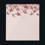 折り紙エレガント紙クレーンレッドモノグラム ノートパッド<br><div class="desc">美しいピンクと赤の手の図解入りの、写真付きの紙クレーンは、これらのモノグラムのノートパッエレガントドとモダン!</div>