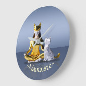 折り紙ゴールドフォイルめい想ヨガのキャットウーマンと猫 ラージ壁時計 (傾斜)